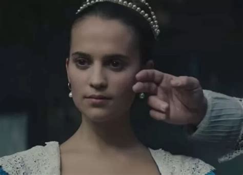 Alicia Vikander strips completely naked and romps with her co。